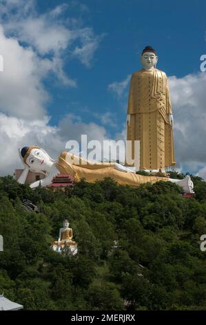 Myanmar, um Mandalay, Monywa, Bodhi Tataung / Leykyun Setkyar (stehender Buddha) und liegenden Buddha Stockfoto