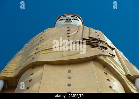 Myanmar, um Mandalay, Monywa, Bodhi Tataung, Leykyun Setkyar (stehender Buddha) Stockfoto