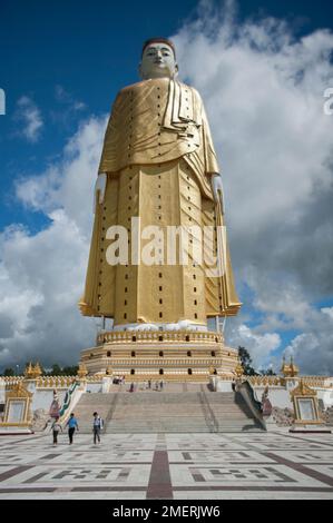 Myanmar, um Mandalay, Monywa, Bodhi Tataung, Leykyun Setkyar (stehender Buddha) Stockfoto