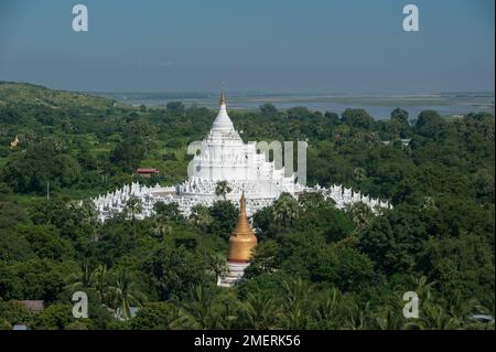 Myanmar, um Mandalay, Mingun, Blick von Mantara Gyi, Hsinbyume Paya Stockfoto