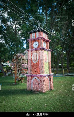 Myanmar, um Mandalay, Pyin U-Lwin / Blumenskulpturen Stockfoto