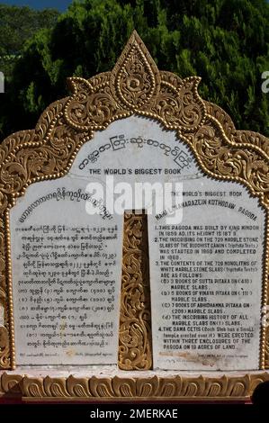 Myanmar, Mandalay Region, Mandalay, Kuthodaw Pagode, das größte Buch der Welt Stockfoto