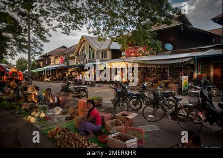 Myanmar, Nordmyanmar, Bhamo, Markt am Flussufer mit Teakhäusern Stockfoto