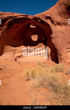 Big Hogan ist einer der Sandsteinbögen im Monument Valley, Arizona, USA. Stockfoto