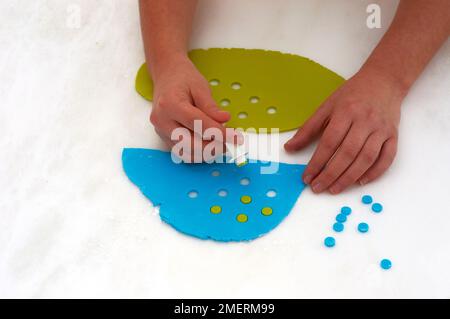 Stanzlöcher aus Fondantvereisung mit Tauchfräser Stockfoto