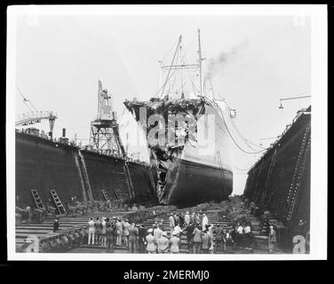 SS Stockholm in Drydock am Pier 97, New York, nach der Kollision mit Andrea Doria. [Eines von neun] 9 Bilder kopiert für Merchant Marine Technical, die MMT aus den Akten des Merchant Marine Fisheries Committee ausgeliehen hat (Fotos aufgenommen von A. Miller von Bethlehem Steel Corp.). Stockfoto