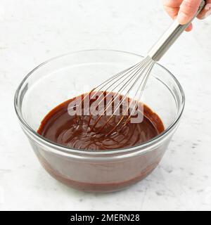 Rührschüssel mit Schokoladeneis, Schokoladenganache Stockfoto