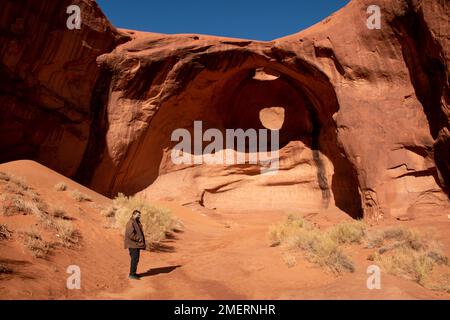 Big Hogan ist einer der Sandsteinbögen im Monument Valley, Arizona, USA. Stockfoto