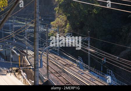 Hochspannungsleitungen über leeren Gleisen Stockfoto