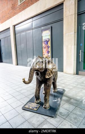 Skulptur aus bronzefarbenem Baby-Elefanten auf dem Spitalfields Market, London, Großbritannien Stockfoto