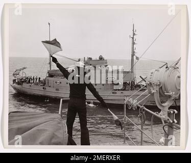 Foto von Boatswains Mate Second Class James C. Watson, das Walfänger zeigt, die unter dem 11. Marinestützpunkt operieren. Watson, ein erfahrener Fotograf, nahm Bilder auf, die die Rolle der Walfänger in Kriegsoperationen, insbesondere im Pazifik und in der Arktis, hervorheben. Stockfoto