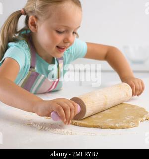 Mädchen ausrollen Cookie Teig Stockfoto