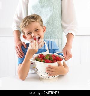 Junge mit einem Sieb aus Erdbeeren, 6 Jahre Stockfoto