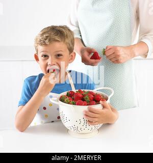 Junge mit einem Sieb aus Erdbeeren, 6 Jahre Stockfoto