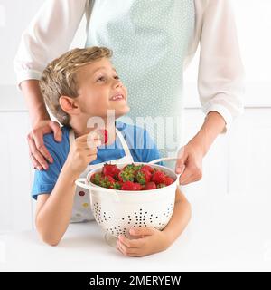 Junge mit einem Sieb aus Erdbeeren, 6 Jahre Stockfoto