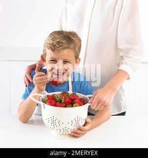 Junge mit einem Sieb aus Erdbeeren, 6 Jahre Stockfoto