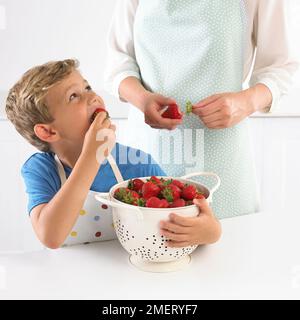 Junge mit einem Sieb aus Erdbeeren, 6 Jahre Stockfoto