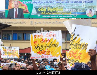 Colombo, Sri Lanka. 23. Januar 2023. Die Hafengewerkschaft in Sri Lanka hat am 23. Januar 2023 außerhalb der Hafenbehörde in Colombo, Sri Lanka, einen regierungsfeindlichen Protest gegen Steuerreformen gegen die Wirtschaftskrise durchgeführt. (Foto: Saman Abesiriwardana/Pacific Press/Sipa USA) Guthaben: SIPA USA/Alamy Live News Stockfoto