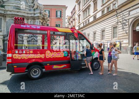 Touristen steigen in den Sightseeing-Bus in Neapel, Italien. Stockfoto