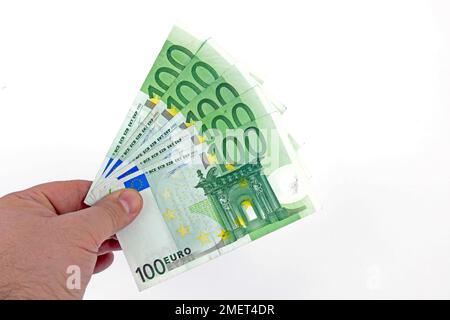 100-Euro-Banknoten, die als Fans in einer Hand gehalten werden Stockfoto