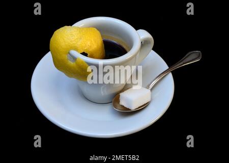 Espresso Romano, eine Tasse Espresso mit Zitronenschale, Kaffeezubereitung Stockfoto