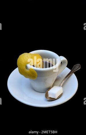 Espresso Romano, eine Tasse Espresso mit Zitronenschale, Kaffeezubereitung Stockfoto