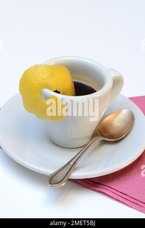 Espresso Romano, eine Tasse Espresso mit Zitronenschale, Kaffeezubereitung Stockfoto