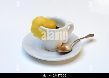 Espresso Romano, eine Tasse Espresso mit Zitronenschale, Kaffeezubereitung Stockfoto