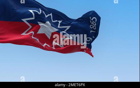 Die Juneteenth-Flagge winkt im Wind. Die Juneteenth ist ein Bundesfeiertag in den Vereinigten Staaten, an dem die Emanzipation der versklavten afroamerikanischen Staatsmacht gefeiert wird Stockfoto