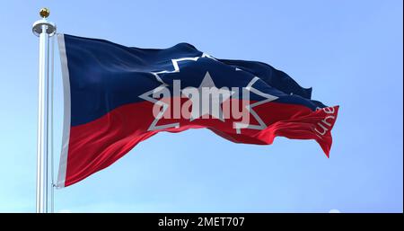 Die Juneteenth-Flagge winkt im Wind. Die Juneteenth ist ein Bundesfeiertag in den Vereinigten Staaten, an dem die Emanzipation der versklavten afroamerikanischen Staatsmacht gefeiert wird Stockfoto