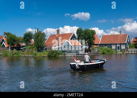 Blick über den Fluss Zaan im Bezirk Kalferpolder, Zaandam, Nordholland, Niederlande Stockfoto