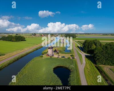 Luftaufnahme mit den Windmühlen Strijkmolen, Oterleek, Nordholland, Niederlande Stockfoto