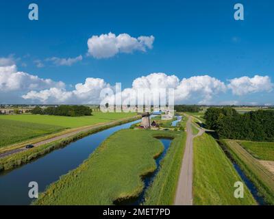 Luftaufnahme mit den Windmühlen Strijkmolen, Oterleek, Nordholland, Niederlande Stockfoto