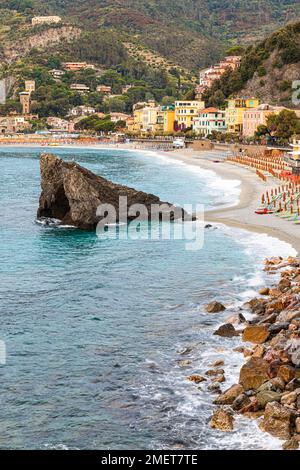 Felsen am Strand von Fegina in Monterosso al Mare, Cinque Terre, Ligurische Küste, Ligurien, Italien Stockfoto