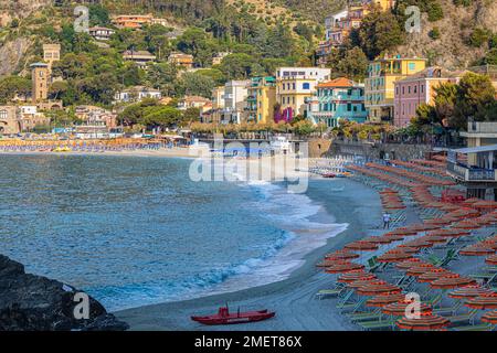 Sonnenliegen, Sonnenschirme und rote Rettungsboote, Felsen am Strand von Fegina, Monterosso al Mare, Cinque Terre, Ligurische Küste, Ligurien, Italien Stockfoto