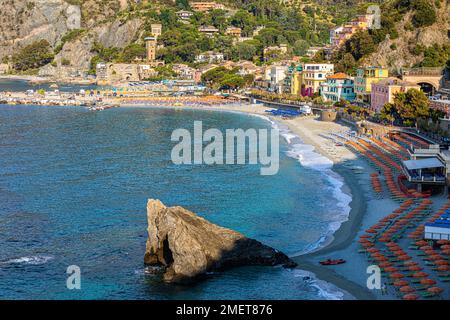 Sonnenliegen, Sonnenschirme und rote Rettungsboote, Felsbrocken am Strand von Fegina, Monterosso al Mare, Cinque Terre, Ligurische Küste, Ligurien, Italien Stockfoto