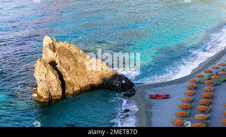 Sonnenliegen, Sonnenschirme und rote Rettungsboote, Felsen am Strand von Fegina, Monterosso al Mare, Cinque Terre, Ligurische Küste, Ligurien, Italien Stockfoto