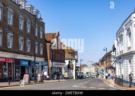 EAST GRINSTEAD, WEST SUSSEX, Großbritannien - MÄRZ 24 : Blick auf die London Road in East Grinstead am 24. März 2022. Nicht identifizierte Personen Stockfoto