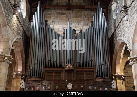 EAST GRINSTEAD, WEST SUSSEX, Großbritannien - MÄRZ 28: Blick auf die Orgel in St. Swithuns Church, East Grinstead, West Sussex am 28. März 2022 Stockfoto