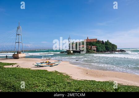 Matara, Parey Dewa Island, Südprovinz, Sri Lanka, Tempel auf einer kleinen Insel, die durch eine moderne Brücke mit dem Festland verbunden ist Stockfoto