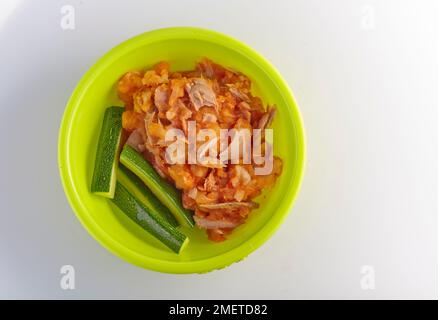 Italienische Tomaten- und Thunfischpüree mit Zucchini-Stäbchen Stockfoto