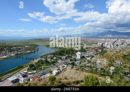 Blick auf die Stadt, den Fluss Buna und den Scutari-See, Shkodra, Shkoder, Albanien Stockfoto