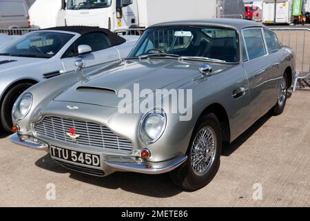 Dreiviertel Vorderansicht eines Silver, 1966, Aston Martin DB6, im Aston Martin Owners Club Bereich, im 2022 Silverstone Classic Stockfoto