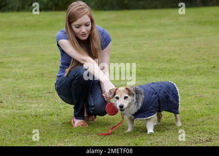 Teenager-Mädchen mit älterem Jack russell im Garten Stockfoto