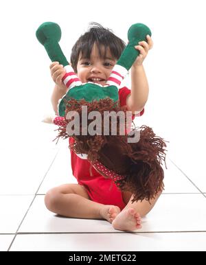 Babyjunge (16 Monate), der mit der Ragdoll spielt Stockfoto