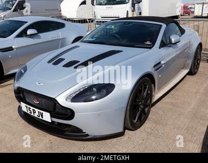 Dreiviertel Vorderansicht eines Silver, 2017, Aston Martin Vantage, ausgestellt im Aston Martin Owners Club Bereich, im 2022 Silverstone Classic Stockfoto