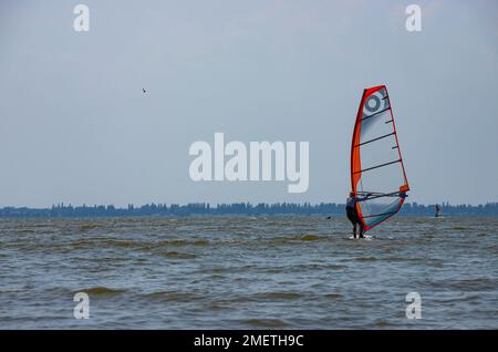 Windsurfen. Unterhaltung auf dem Meer, Extremsport, Lifestyle während der Sommerferien. Stockfoto