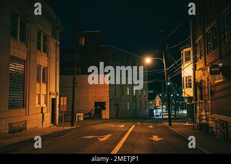 Nachtszene auf der Straße, Parkersburg, West Virginia Stockfoto