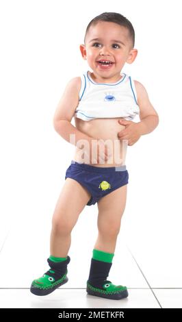 Ein Junge mit Weste, Hosen und Hausschuhen, 15 Monate Stockfoto