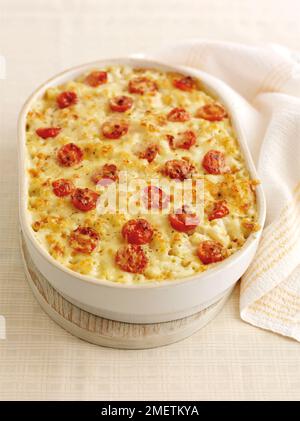 Makkaroni-Käse mit Kirschtomaten-Belag, in Backform Stockfoto